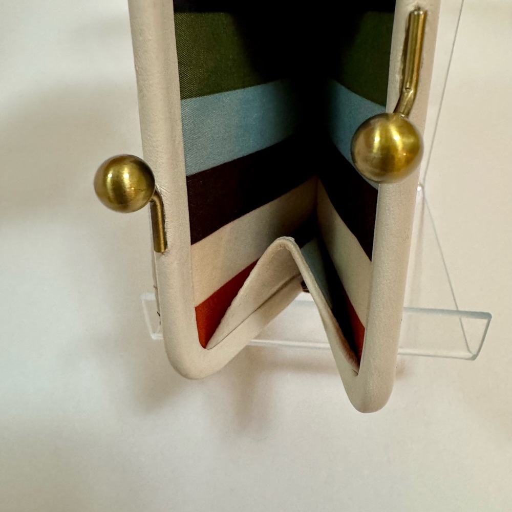 Coach Cream Leather Kiss-Lock Wallet with Brass Hardware - Picture 5 of 10